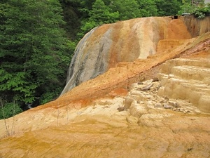 二股温泉の石灰華