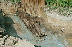 新堂遺跡E6-3-4 S001流路内木橋