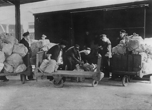 貨物車両へ締切郵袋の積込み(東京駅)