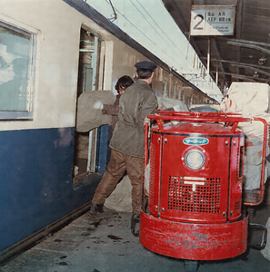 郵便物運搬用牽引車(甲府駅)