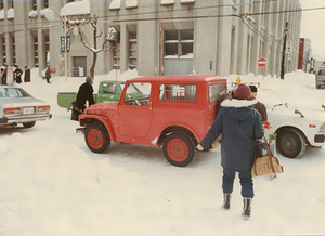 郵便物取り集め中の自動車(小樽局)