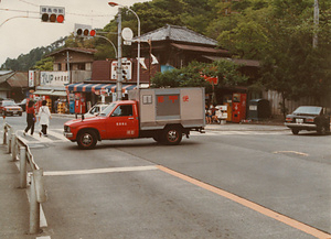 郵便物取集め中の自動車(北鎌倉)