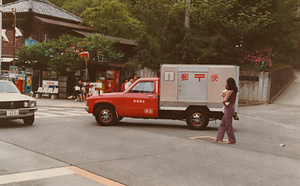 郵便物取集め中の自動車(北鎌倉)