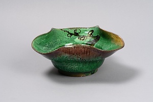 緑釉梅枝文鉢