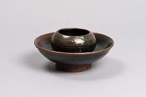 褐釉盃台