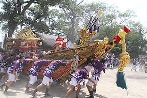 鳥出神社の鯨船行事