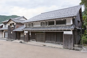 倉見屋荻野家住宅　　　主屋・表荷蔵・後荷蔵・文庫蔵