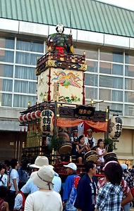 諏訪講の山車と人形（神功皇后・源頼義）