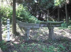 牛根麓稲荷神社の埋没鳥居