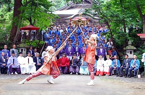 関山の仮山伏の棒遣いと柱松行事