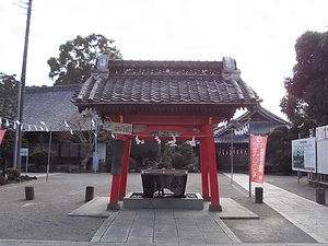 箭弓稲荷神社手水舎付手水鉢