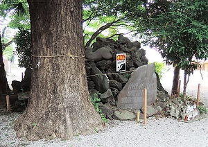 久保稲荷神社の狐塚及び手水鉢