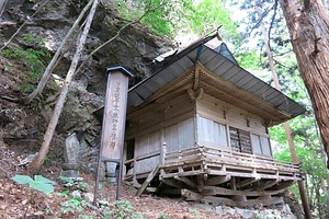 戸隠田頭の巌窟観音堂