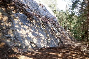 龍ヶ谷の障子岩（断層鏡肌）