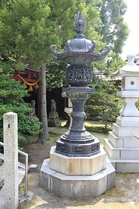 八幡宮銅燈