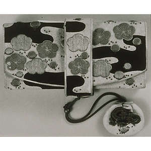黒白ラシャ切嵌地梅花散し文様繍箱迫