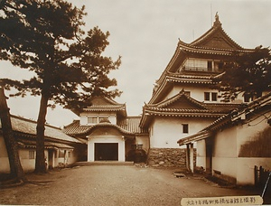 和歌山城古写真　天守閣（中庭）