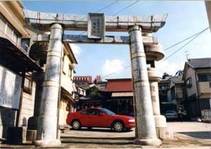 宮地嶽八幡神社陶器製鳥居