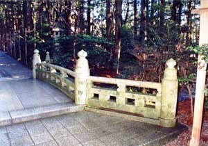 彌彦神社石橋