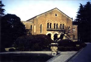 一橋大学兼松講堂