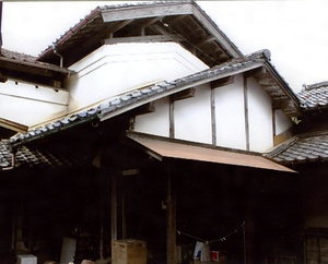 平尾家住宅陶器蔵蔵前及び裏門