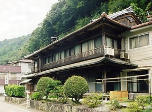 亀屋旅館本館