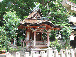 泉穴師神社摂社春日神社本殿