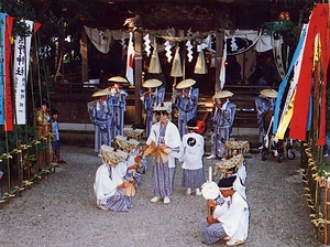 御宝殿の稚児田楽・風流