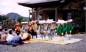 日吉神社の庭の舞