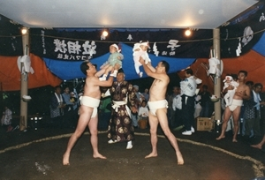 生子神社の泣き相撲