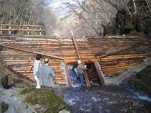 中津川の鉄砲堰製作技術