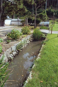 洞松寺水路石垣及び石橋