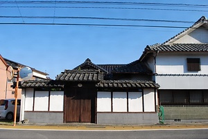 新麹屋柏原家住宅門及び塀