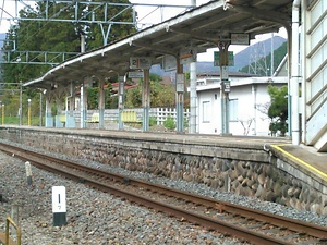 東武鉄道新高徳駅プラットホーム及び上家