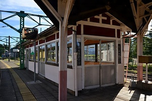 えちごトキめき鉄道二本木駅ホーム待合所