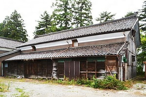 旧機那サフラン酒製造本舗道具蔵