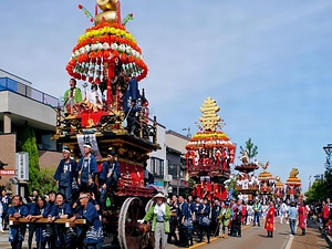 放生津八幡宮祭の曳山・築山行事