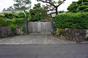 長井家住宅（梅屋）正門及び石積